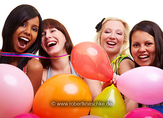 Vier lachende Frauen feiern