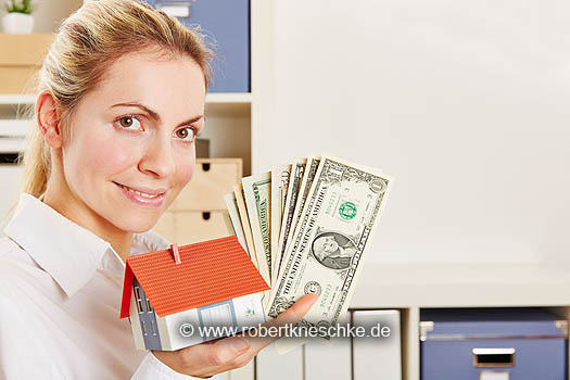 Frau als Makler mit Haus und Dollar