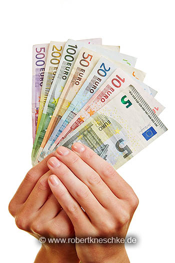 Zwei Hände halten einen Fächer aus Geldscheinen in Euro