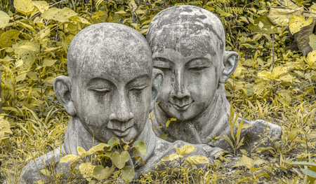 Statue_von_Mo_nch_im_Gras_gelb_Myanmar_Burma